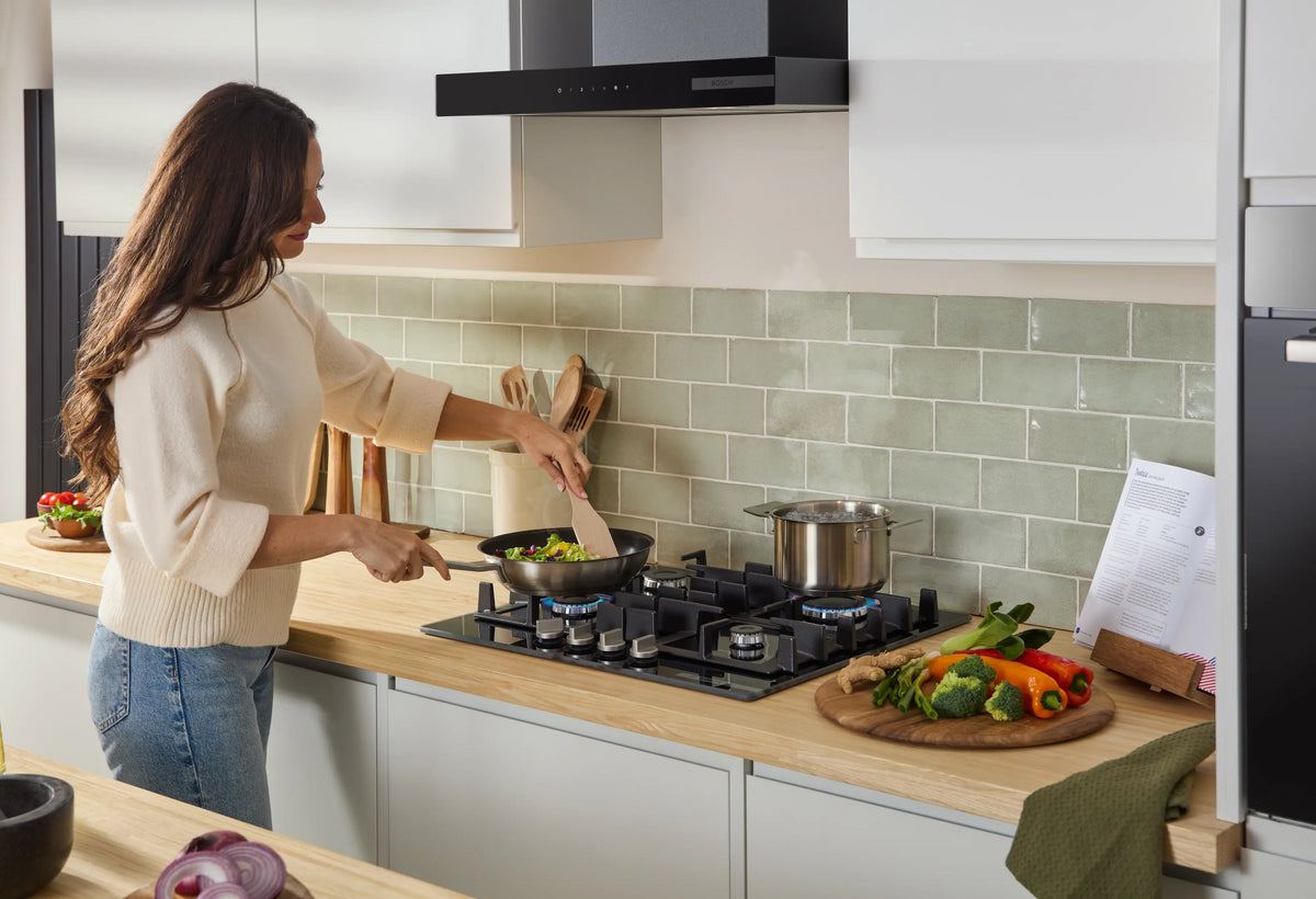 Bosch Series 4 60CM 4 Burner Gas Hob - Black | PNP6B6K40