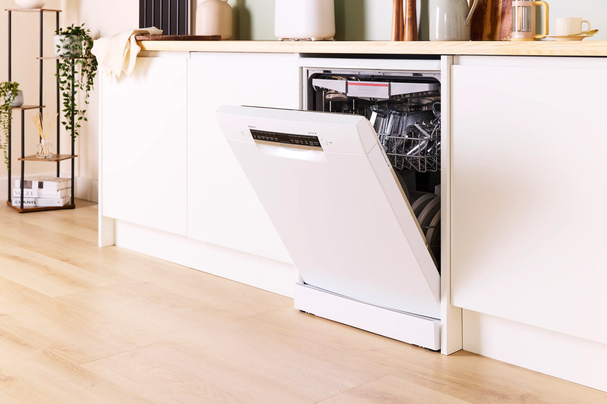 Bosch Series 4 60CM Freestanding Standard Dishwasher - White | SMS4EMW06G